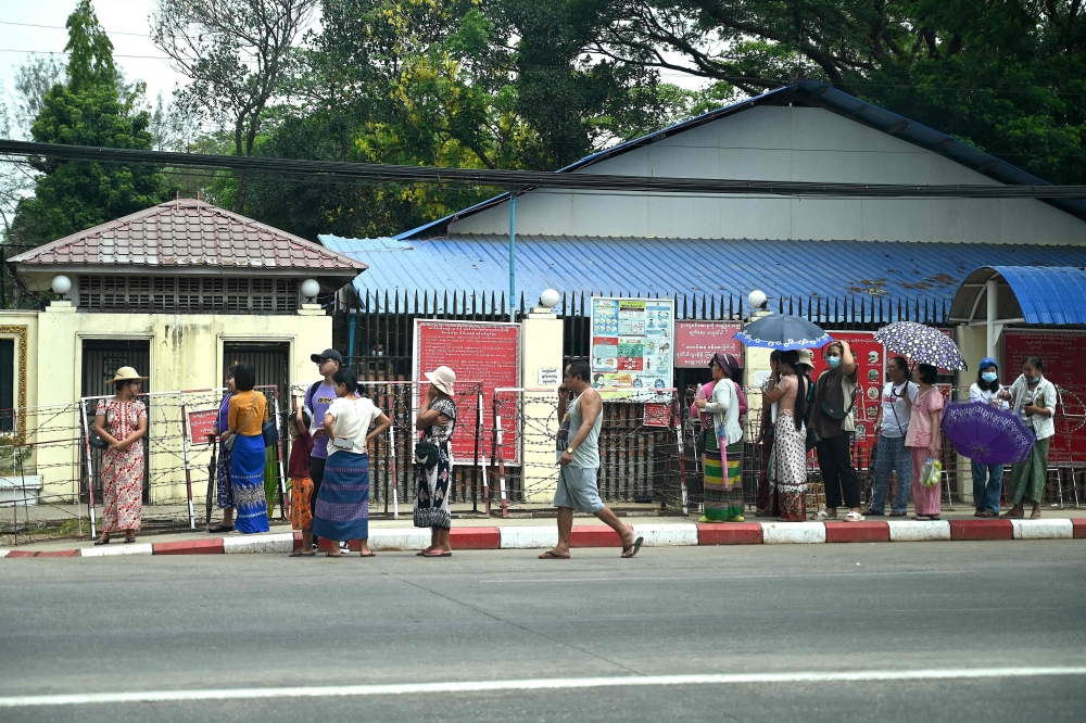 缅甸军政府周三宣布特赦超过2000名囚犯，大批囚犯家属在仰光的音山监狱外面等待。-法新社-