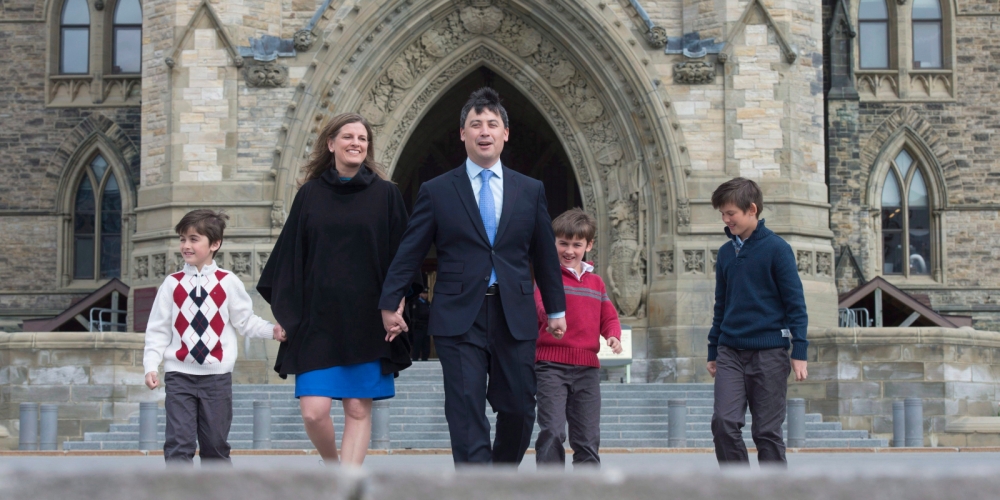 中国情报机构拟锁定庄文浩（中）和他的亲人实施制裁，因为他在2021年2月投票支持一项谴责北京在新疆的行径是种族灭绝的动议。-图取自加拿大通讯社-