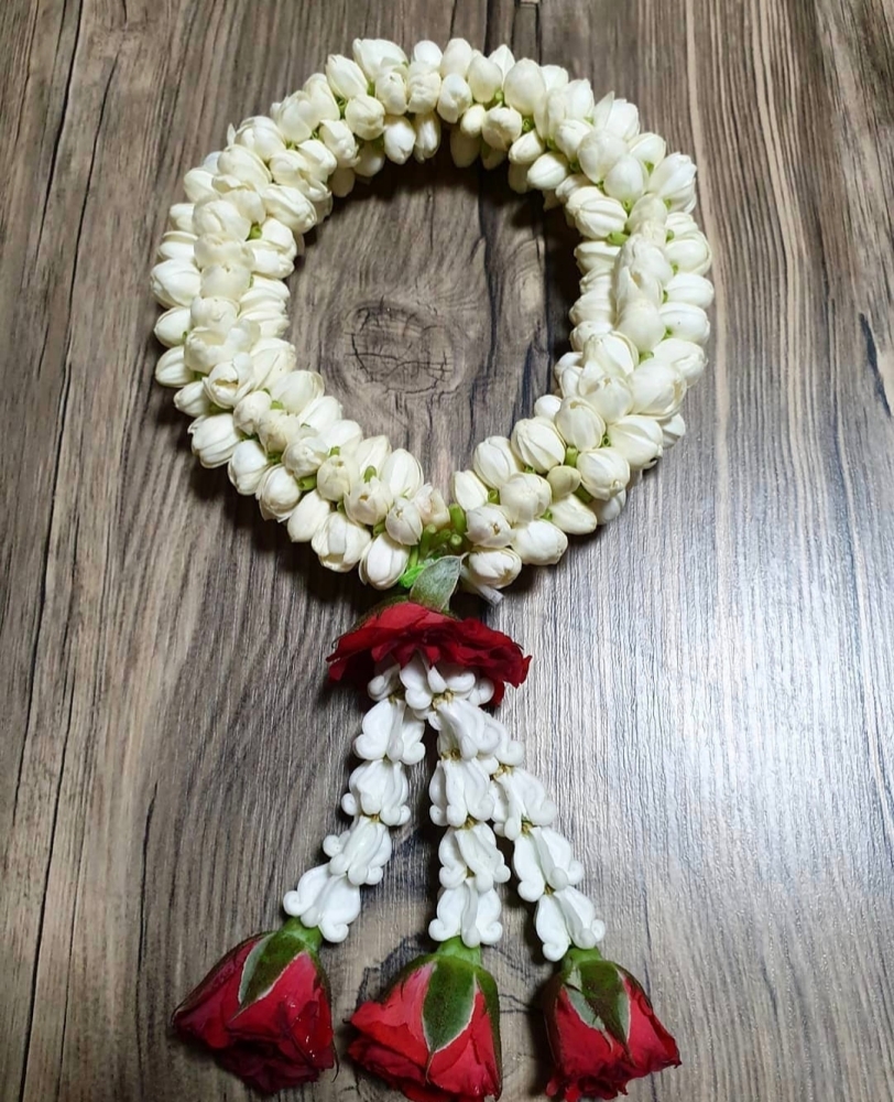 子女们会在这天把茉莉花编织成手环，然后献给母亲，以表达感激之情。-摘自legacy_of_earth的Instagram-