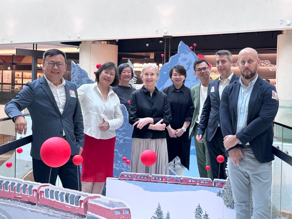 萧宏隆（左起）与Trina Sim、罗丹凤、Andrea Reichlin、余至美、梁国忠、白松德和Steven Pearson一同合影。-方贝欣摄-