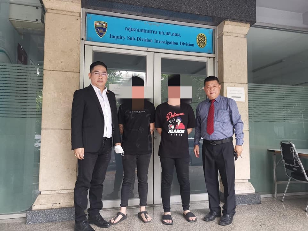 沈春祥（右）说，被困在国外的猪仔很清楚，只有他和泰国过江龙（左）有办法救人。-图取自沈春祥面子书-