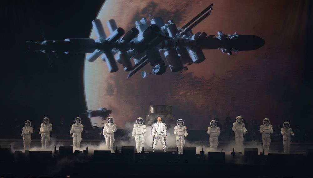身穿太空装的陈奕迅,从道具“太空舱”里出场,以一首《2001太空漫游》为演唱会掀开序幕。-图取自星艺娱乐脸书-