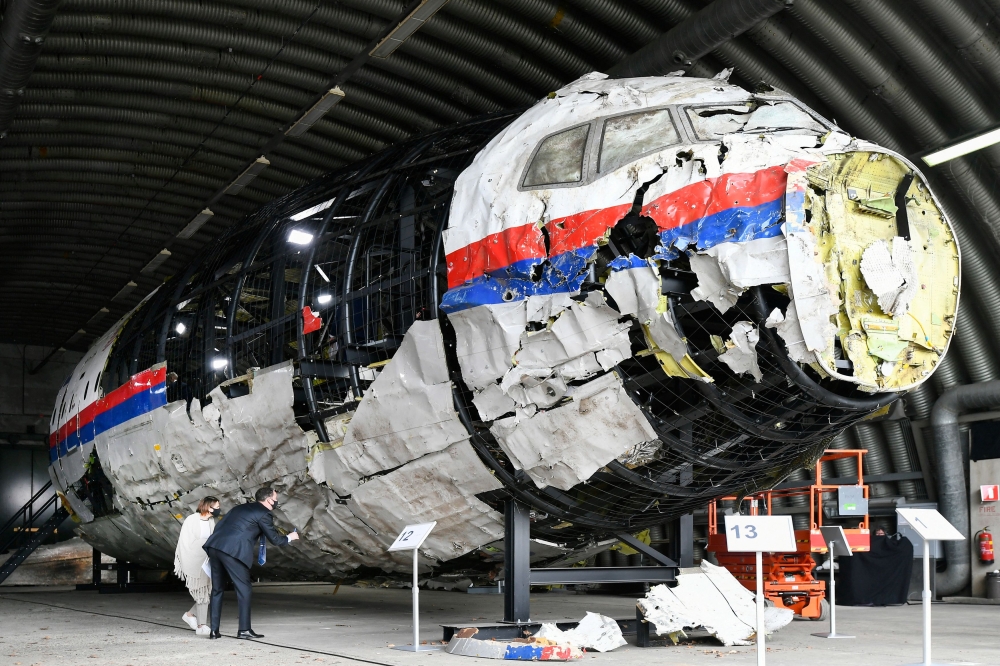调查人员重组MH17客机残骸，仍清楚可见到马航的标志性红、蓝、白漆外壳。-路透社-