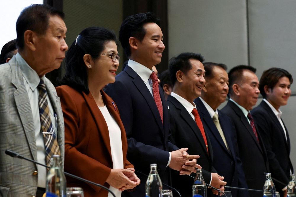 前进党党魁披塔（左3）周三与拿下第二多议席的为泰党，以及泰国民族党、泰建泰党、泰国自由党和泰国人民自由党领袖会面。-路透社-