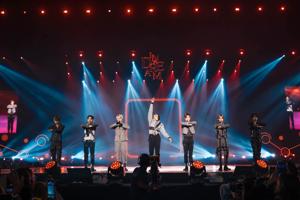 NCT Dream帅气登场，左起是Jisung、Mark、Jeno、Haechan、Jaemin、仁俊和辰乐。-星艺娱乐提供-