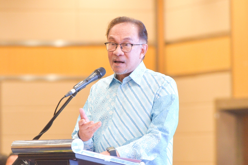 安华说，根据法律，上调OPR事宜是国家银行全权决定的。-Shafwan Zaidon摄-