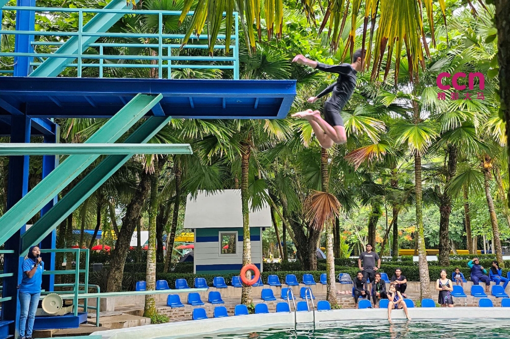 可以在水上乐园尝试跳板和跳台的跳水体验。-杨琇媖摄-