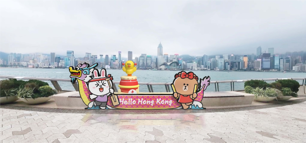 为了吸引更多民众和旅客参与活动，今年活动更首次沿星光大道特设多组期间限定LINE FRIENDS Hello Hong Kong 龙舟打卡点。-香港旅游发展局提供-