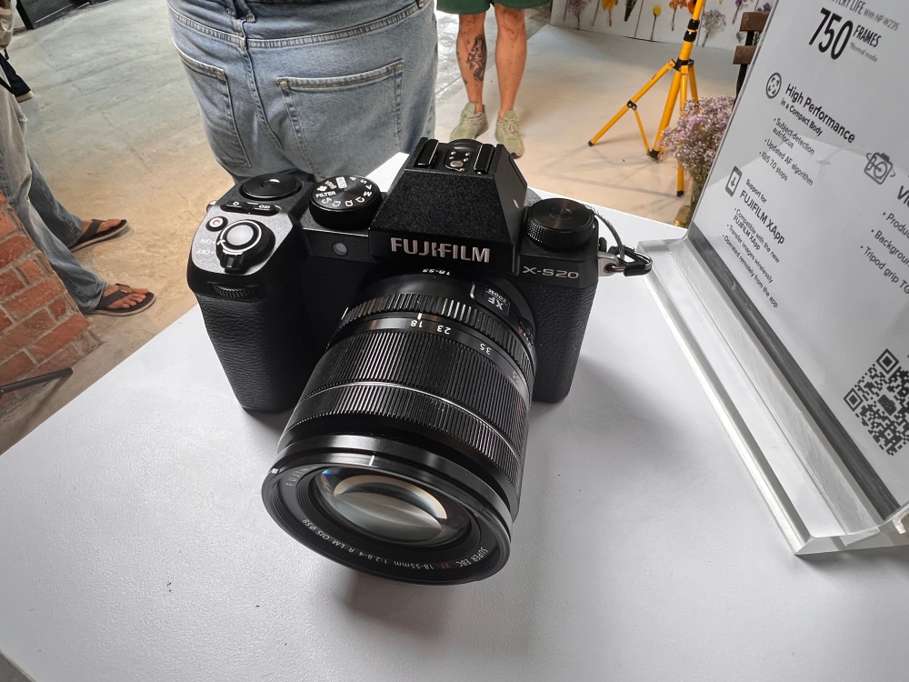 全新的x-S20无反数码相机搭载一颗出色的2610万像素背照式传感器X-Trans CMOS4。-庄礼文摄-