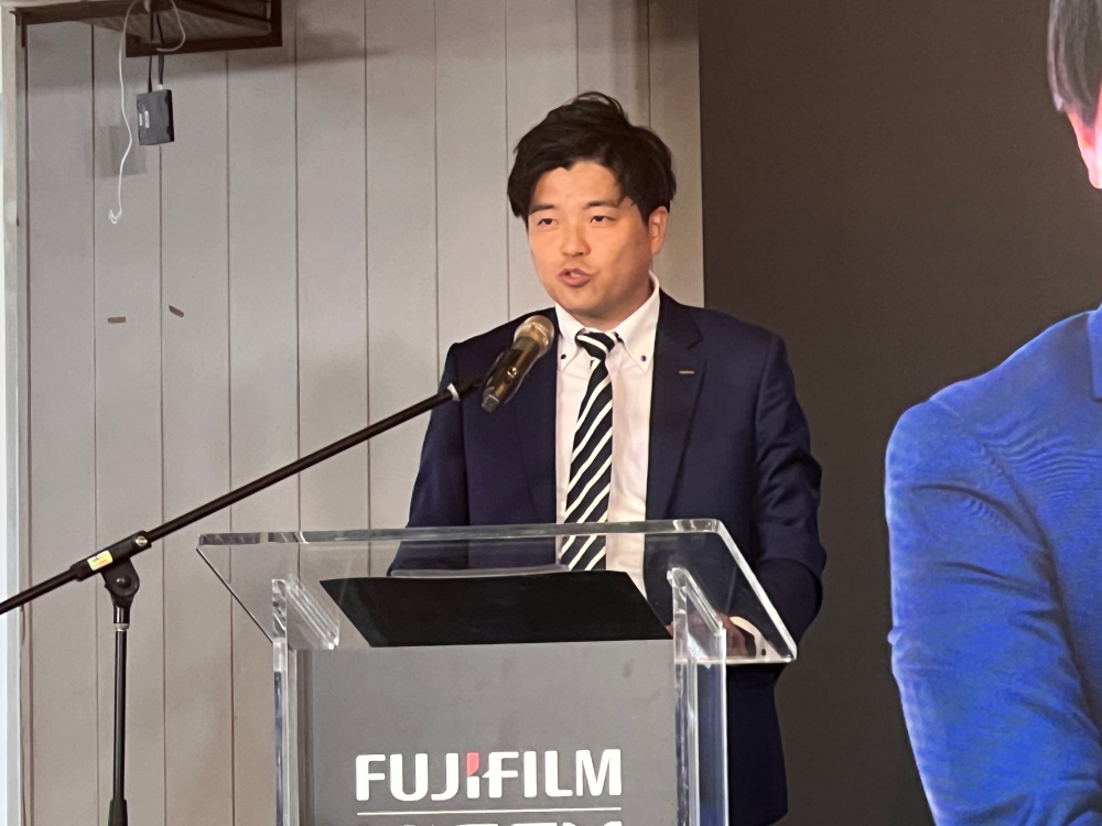 荒金健介说：“X-S20画质上乘，轻巧便携，可满足众多拍摄风格需求，无论是日常自拍还是高质量摄影摄像创作。”-庄礼文摄-