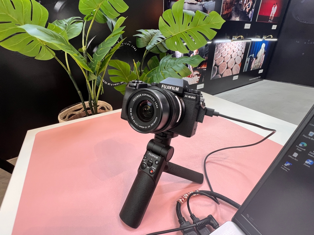 X-S20还引入了全新的Vlog模式，用户可轻松利用多功能三脚架手柄TG-BT1进行V1og拍摄。-庄礼文摄-