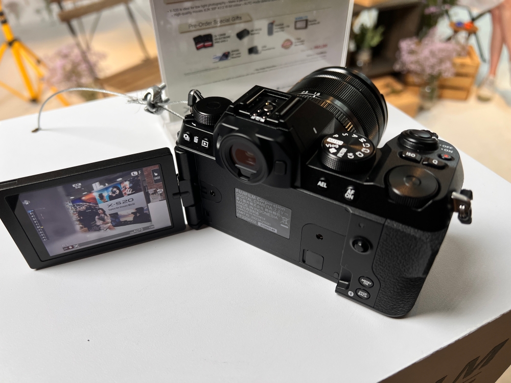 机身小巧轻便，重量仅为491克。-庄礼文摄-