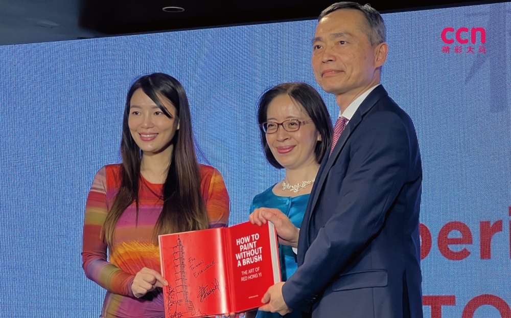 本地艺术家康怡（左起）将新书《How To Paint Without A Brush》赠送给叶非比及李文钲。-庄礼文摄-