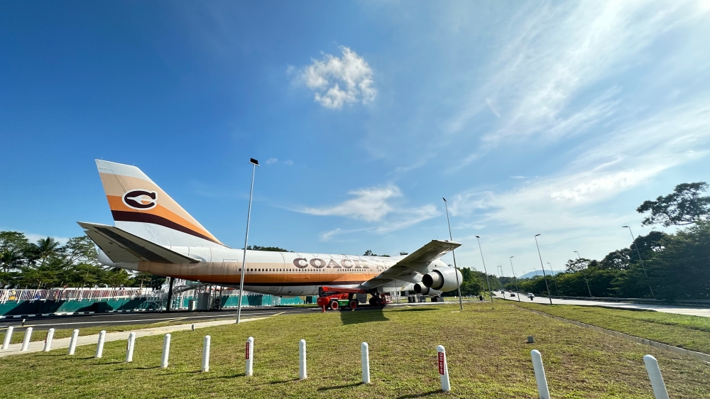 这是全球首家波音747-230B飞机改造的精品店及咖啡馆Coach Airways，只要亲临马六甲爱化摩沙名牌商场，就能找到它了！-张晓真摄-