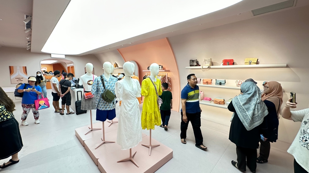 除了在驾驶舱拍照打卡，Coach Airways还设有时装专区，能满足访客的消费欲望。-张晓真摄-