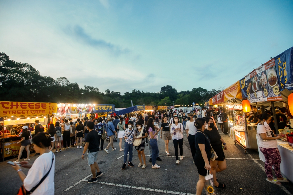 现场有超过140个摊位,提供各式的日本美食,包括寿司、生鱼片、章鱼烧、拉面、乌冬面、天妇罗、和牛、刨冰等。-Hari Anggara摄-