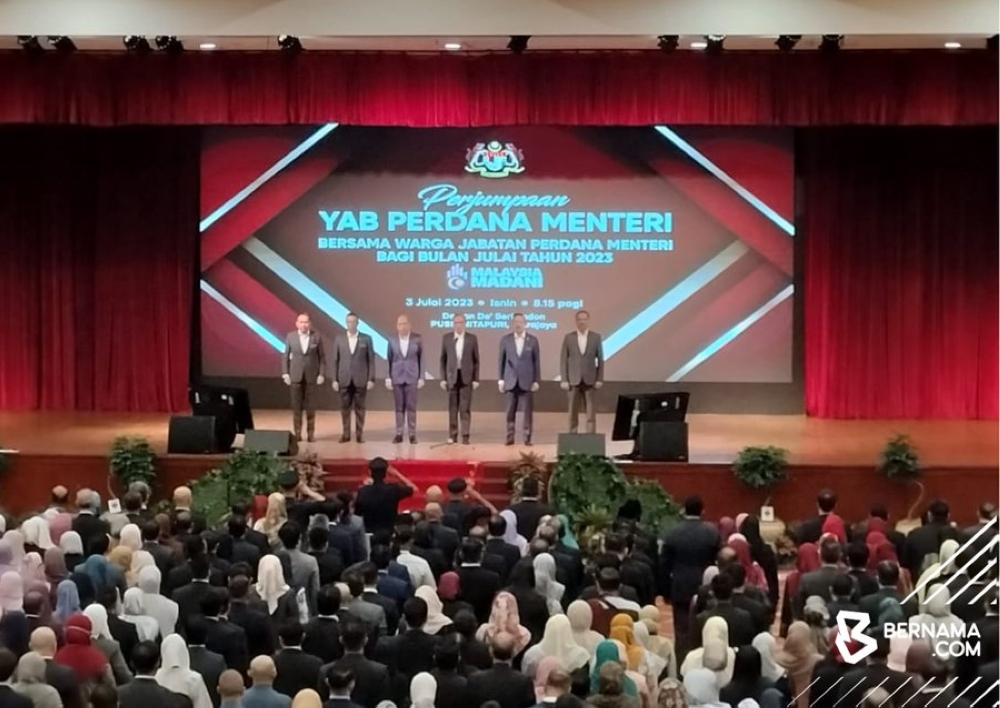 安华（左4）出席首相署常月集会时说，必须采取行动对付那些涉贪污的人士。-图取自Twitter/Bernamadotcom-