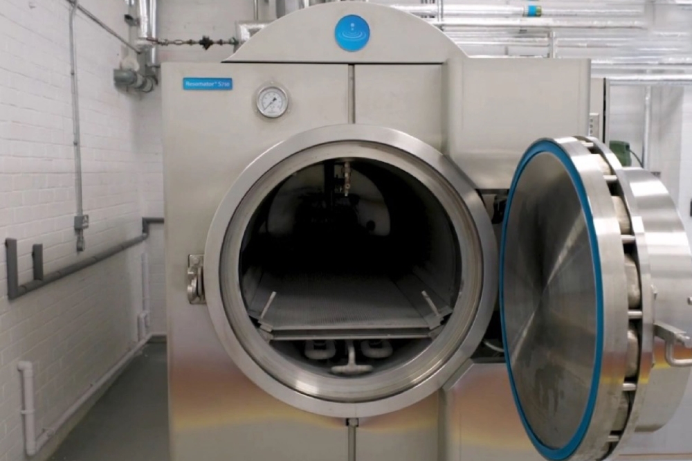 水葬是把遗体放进压力金属筒状容器，让遗体浸泡在氢氧化钾和水混合而成的强碱混合液，再加热到约摄氏160度的高温来分解遗体。-图取自太阳报-