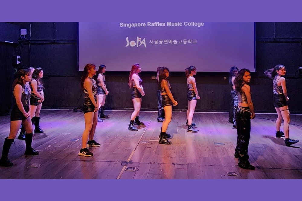 新加坡莱佛士音乐学院与首尔表演艺术高中合作，创立新加坡首间K-pop国际学校。-摘自新加坡莱佛士音乐学院的脸书/精彩大马制图-