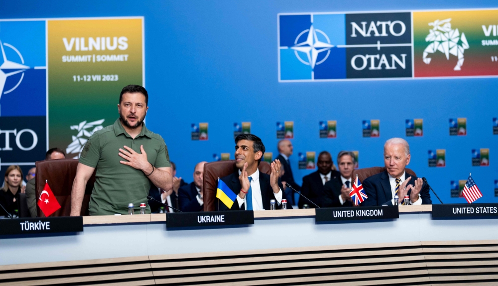 英乌关系并无出现紧张，苏纳克（中）在北约峰会上的记者会中说，泽连斯基（左）多次为盟国所做的努力表达了谢意。-法新社-