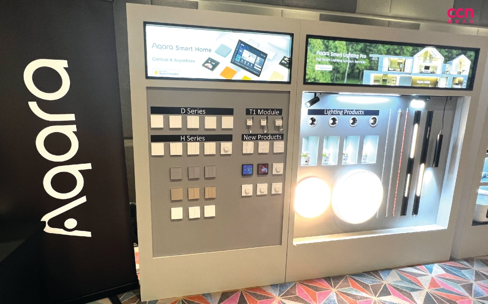 Aqara开发了一整套智能照明产品，从专业级智能灯到聚光灯、天花灯、LED 灯带和轨道照明灯，为你的家庭创造真正智能、绚丽的照明体验。 -庄礼文摄-