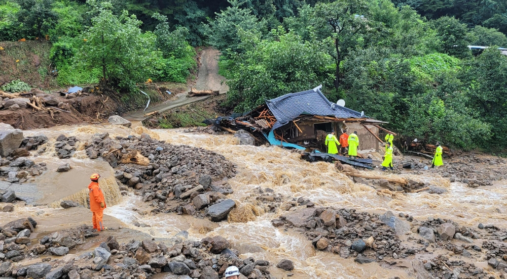 韩国最近遭到暴雨侵袭，在首尔地区和全国各地造成淹水、土石流、房屋倒塌等灾情。-法新社-