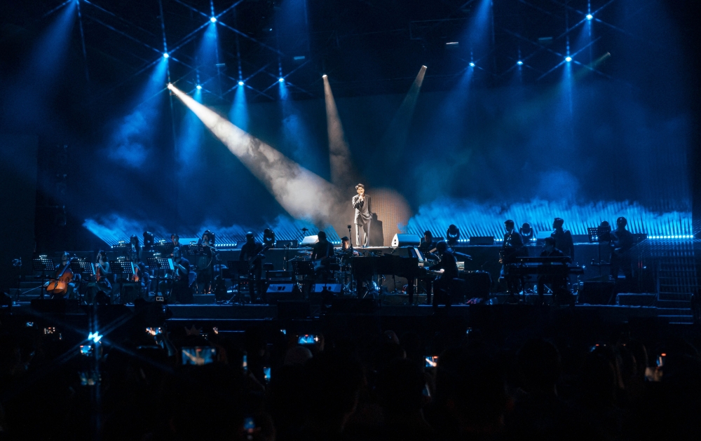 曹格就是爱搞怪，现场要求粉丝大合唱，如果不会唱还是要假装会唱。-星艺娱乐提供-