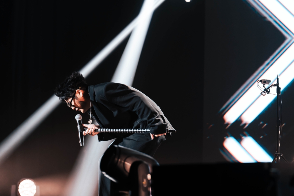 曹格身穿黑色西装和墨镜帅气登场。-星艺娱乐提供-