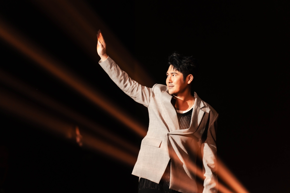 曹格还承诺3年后要最次回马开唱，回去要练腹肌到时候半场都不穿上衣演出，让粉丝不断起哄！-星艺娱乐提供-