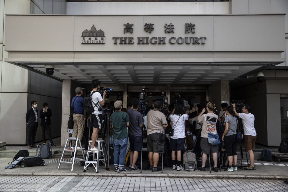 香港高等法院周五作出书面裁决，拒绝对《愿荣光归香港》发出禁制令。法院外挤满前来报导裁决的新闻从业员。-法新社-
