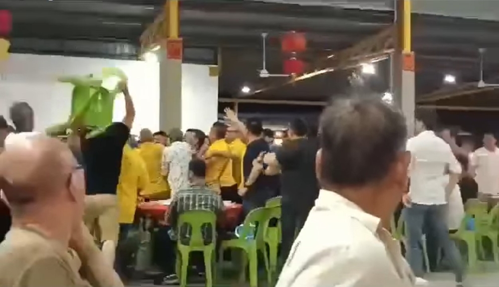 马华党员爆发言语冲突时，有人突然扔椅子。-图截自视频-