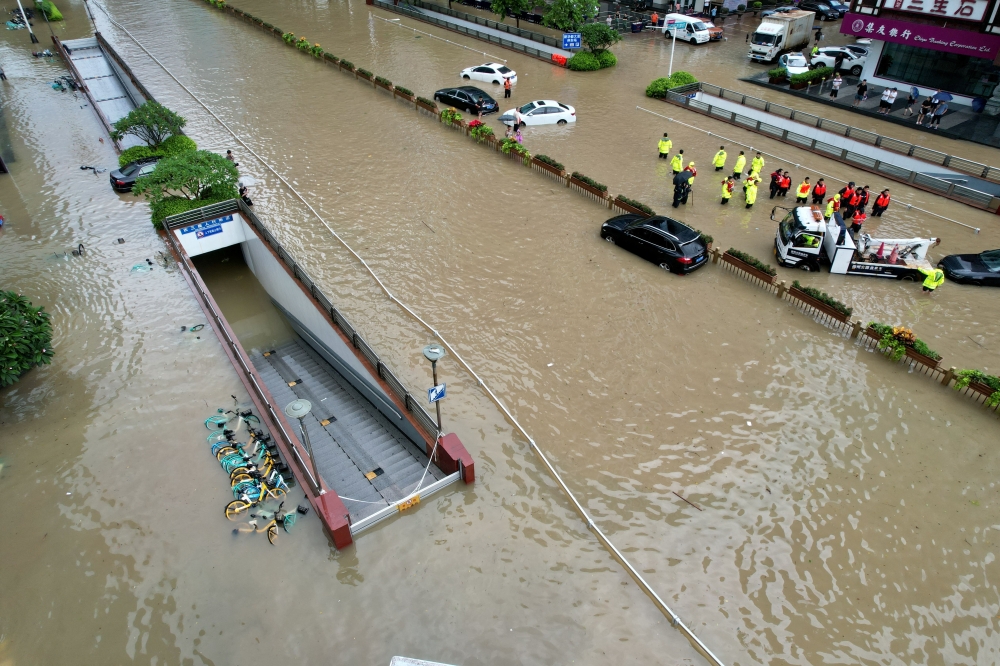 台风“杜苏芮”登陆后，福州市遭强降雨侵袭，街道被洪水淹没。-路透社/cnsphoto-