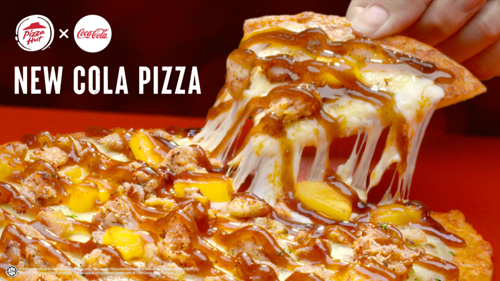 Pizza Hut最畅销的Hawaiian Chicken Pizza，搭配以可乐糖浆特制的调料，非常咸香开胃。-大马Pizza Hut提供-