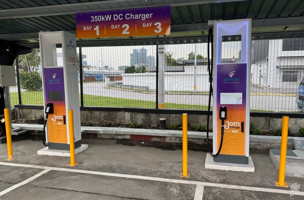 这是位于X Park Sunway Serene的Gentari x JomCharge中心所设立ABB Terra HP充电器。-图摘自Soya Cincau-