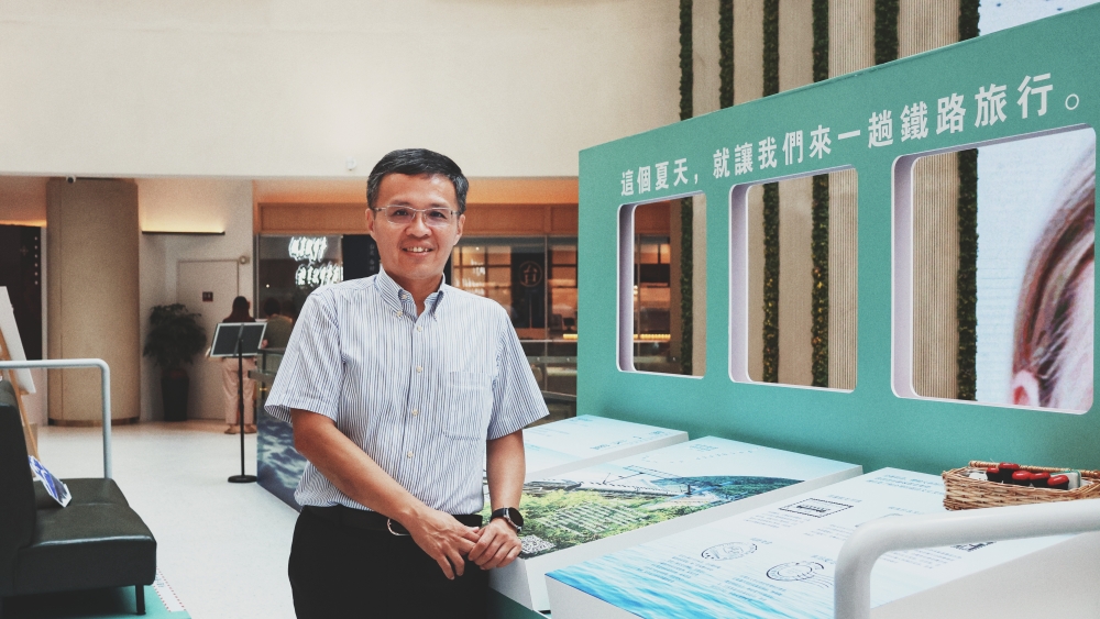 “台湾南回铁道秘境展”开展首天,台湾观光局驻吉隆坡办事处主任周士弼亲临现场参观。-主办单位提供-
