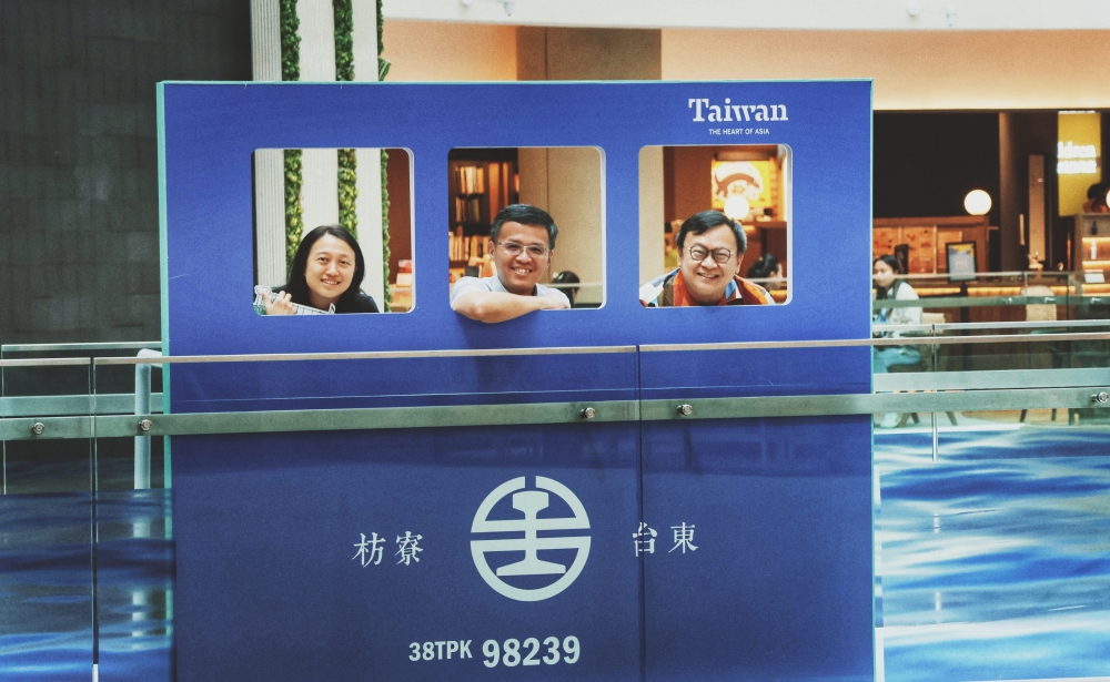 台湾观光局驻吉隆坡办事处市场经理关嘉龄(左起)、周任士弼以及《马可波罗》杂志社社长萧宏隆,示范如何在火车装置艺术上拍摄独特花样的照片。-主办单位提供-