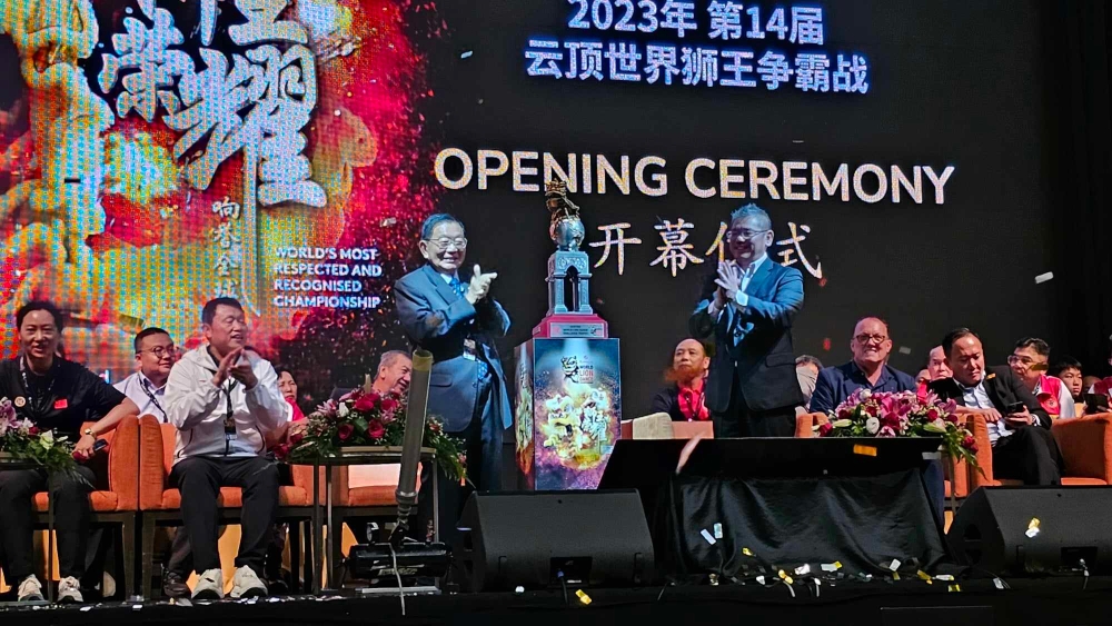 雪隆龙狮联合总会主席梁溧棠(左)与云顶世界副总经理蔡永雄(右)与世界狮王冠军奖杯合影。-杨琇媖摄-