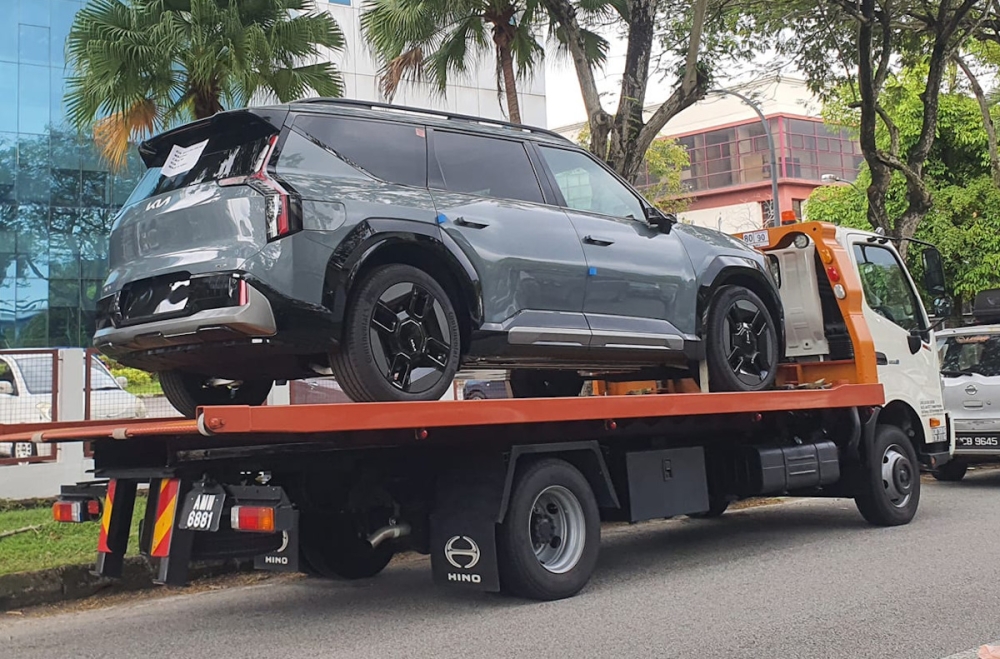 网民纳兹鲁在大马电动汽车车主俱乐部脸书群组分享了一张KIA EV9被拍到的照片。-图摘自Soya Cincau-