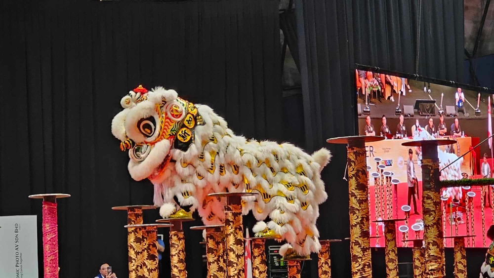新加坡艺威体育会A队的《义胆雄威之鲤鱼吐珠》,与B队一起拿下本届云顶世界狮王争霸战的冠军和季军。-杨琇媖摄-