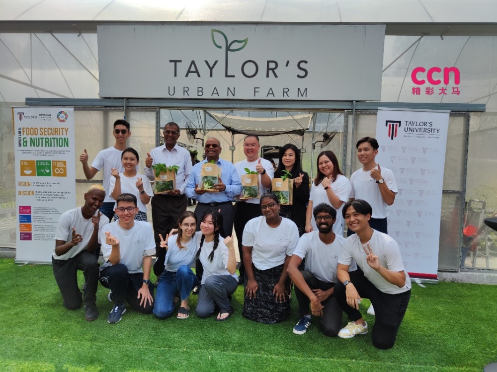 NewGen Agronomy和E-Farm创办人李俊贤（后排左一）、帕德奈尔博士（后排左四）、杨汶瑾（后排左五）和刘宸浩（后排右一）与泰莱城市农场的全体人员一同合影。-刘家仪摄/精彩大马制图-