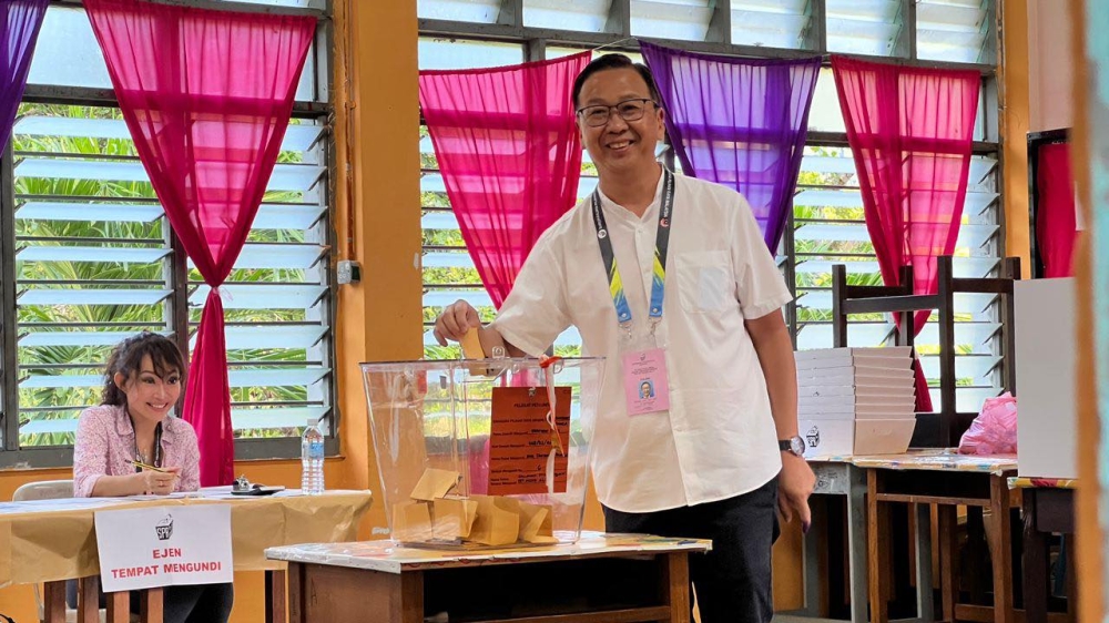 民政党主席刘华才周六早上在槟城丹绒武雅国中投票州席投票。-图取自刘华才面子书-