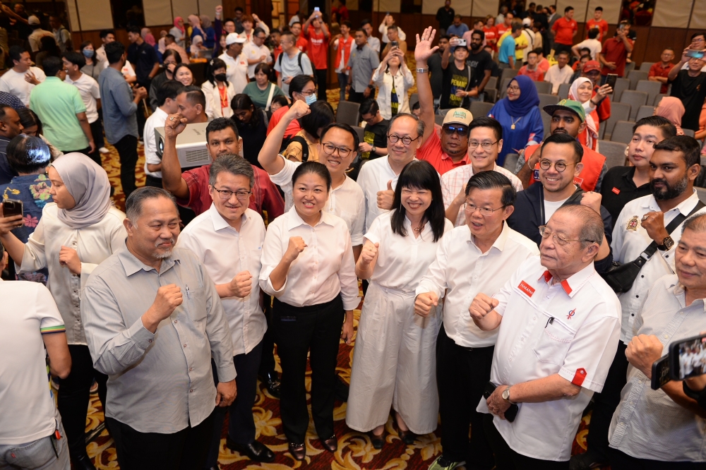 行动党槟州主席曹观友（右2）与希盟国阵的候选人，在等待州选结果。-KE Ooi摄-