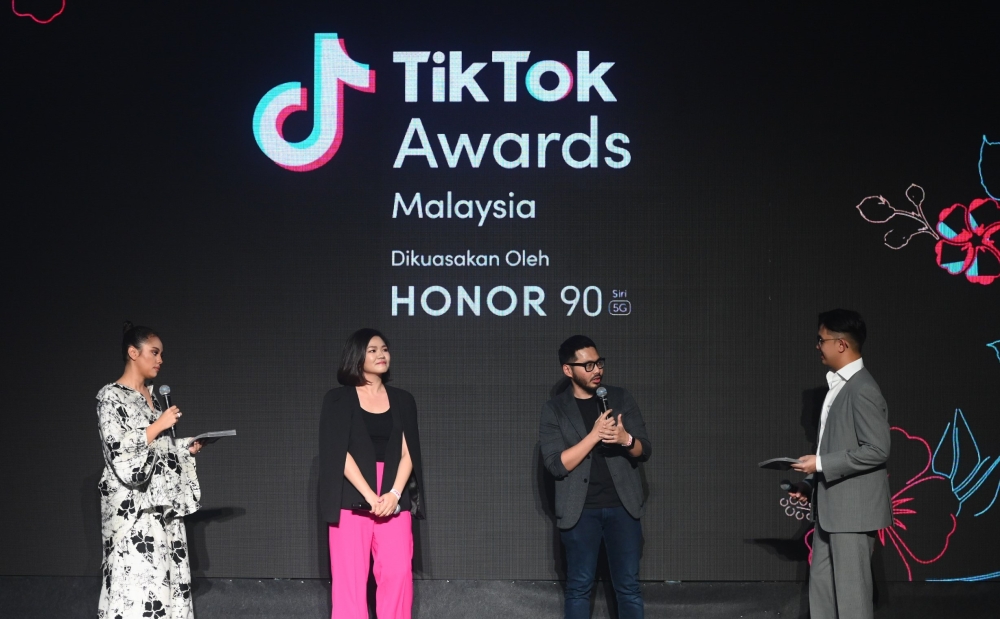 大马TikTok行销与运营部主管许恩恩（左二）及TikTok东南亚运营与营销总经理Angga Anugrah Putra（左三）。-TikTok供图-