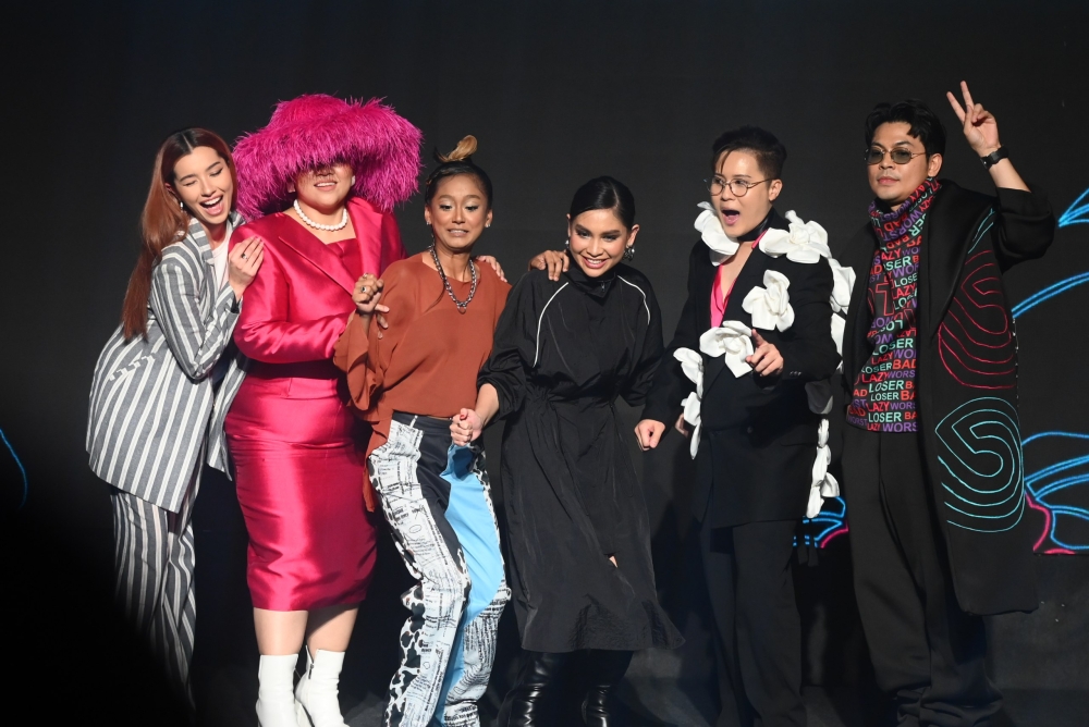 TikTok Awards主持人一同在新闻发布会上合影，左起为Amelia Henderson、Sherry Al-hadad、Neeta、Sissy Iman 、Ceddy、Izzue Islam。-TikTok供图-