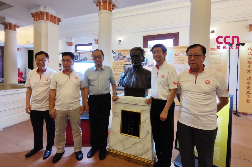 陈友信（左起）、陈松林、方贵伦、颜登逸和张吉平一同合影。-刘家仪摄/精彩大马制图-