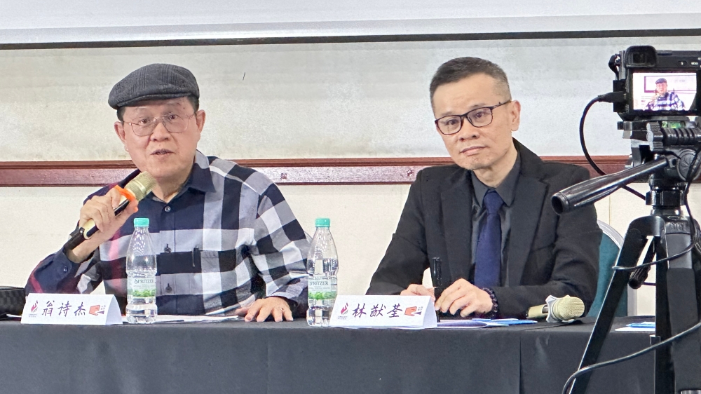 翁诗杰（左）说：“我们总喜欢把政治人物标签化，但对我而言，只有‘保守’和‘非保守’，不会有开明的政治人物。”-精彩大马-