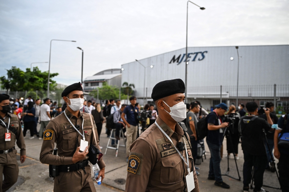 塔辛的数百名支持者和媒体周二一早到机场接机，泰国警方增派警力到场戒备。-法新社-