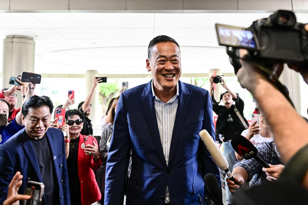 为泰党首相候选人社德他（中）周二抵达为泰党总部，他也是当天联席议会上被推举的唯一首相候选人。-法新社-