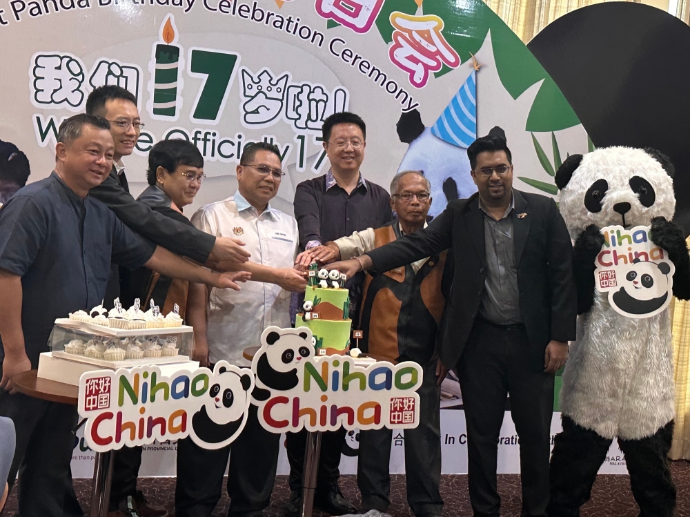 卢国祥（左起）、张杰鑫、罗斯里、长阿都瓦希、张振、扎哈林和苏亚古玛一同主持切蛋糕仪式。-方贝欣摄-