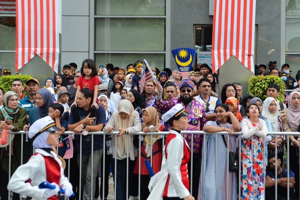 民众出席在布城广场举行的国庆日庆典，以彰显爱国之心。-Miera Zulyana摄-